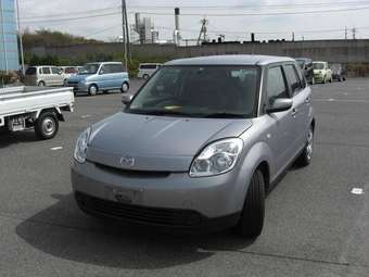2004 Mazda Verisa Pictures