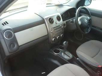 2004 Mazda Verisa Pictures