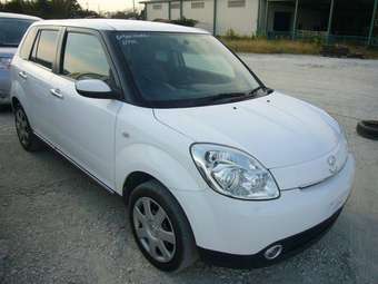 2004 Mazda Verisa Pictures