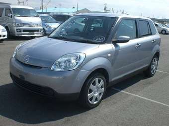 2004 Mazda Verisa Photos