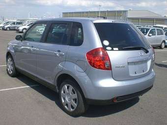 2004 Mazda Verisa Pictures
