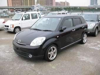 2004 Mazda Verisa Photos