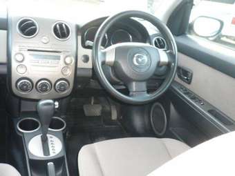 2004 Mazda Verisa Pictures