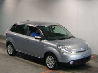 2004 Mazda Verisa Photos