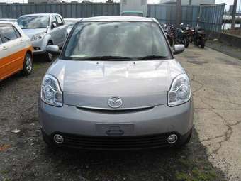 2004 Mazda Verisa Pictures