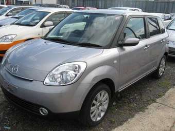 2004 Mazda Verisa Pics