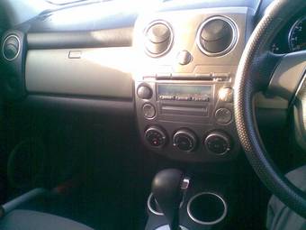 2004 Mazda Verisa Pictures