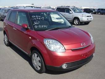 2004 Mazda Verisa Photos