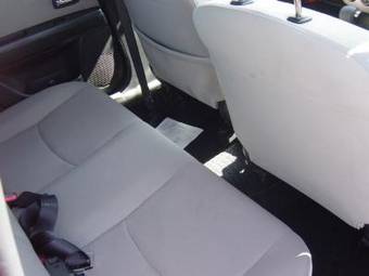 2004 Mazda Verisa Images