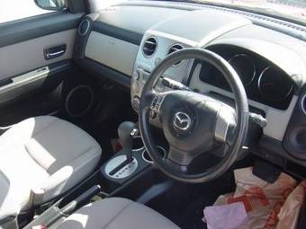 2004 Mazda Verisa Pictures