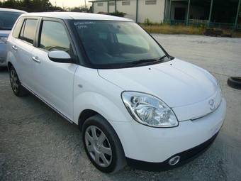 2004 Mazda Verisa Photos