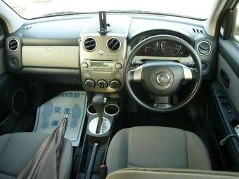 2004 Mazda Verisa Pictures