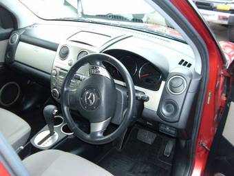 2004 Mazda Verisa Images
