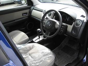 2004 Mazda Verisa Pictures