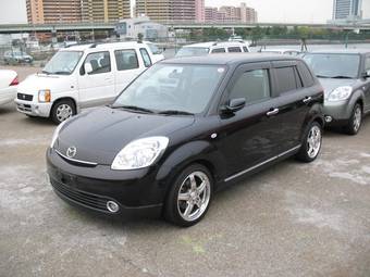 2004 Mazda Verisa Photos