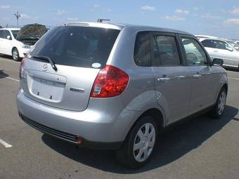 2004 Mazda Verisa Pictures