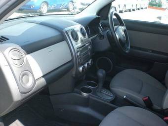 2004 Mazda Verisa Photos
