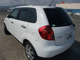 2004 Mazda Verisa Images