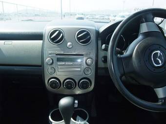 2004 Mazda Verisa Pics