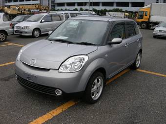 2004 Mazda Verisa Photos