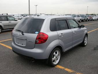 2004 Mazda Verisa Photos