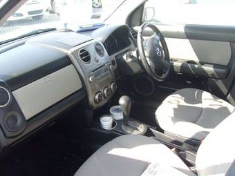 2004 Mazda Verisa Pictures