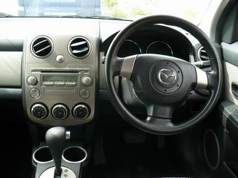 2004 Mazda Verisa Pictures