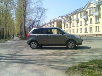2004 Mazda Verisa Pictures
