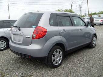 2004 Mazda Verisa Pictures