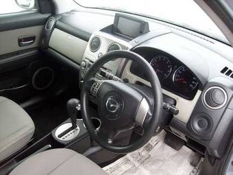 2004 Mazda Verisa Photos
