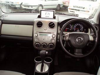 2004 Mazda Verisa Pictures