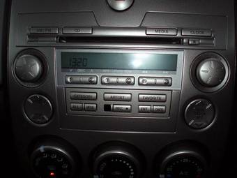 2004 Mazda Verisa Pictures