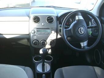 2004 Mazda Verisa Pictures