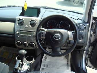2004 Mazda Verisa Photos