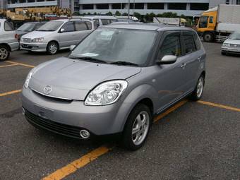 2004 Mazda Verisa Photos