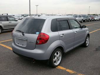 2004 Mazda Verisa Pictures