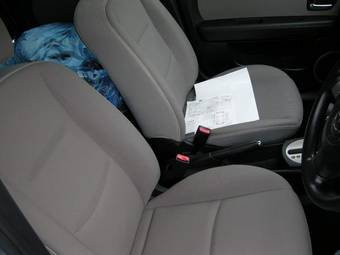 2004 Mazda Verisa Photos
