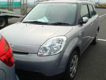 2004 Mazda Verisa Pictures