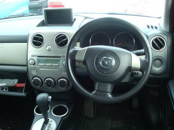 2004 Mazda Verisa Pictures