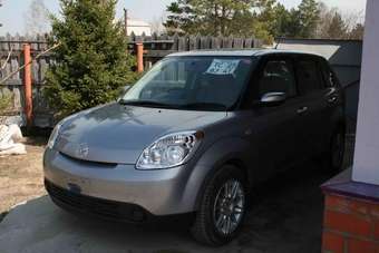 2005 Mazda Verisa Pictures