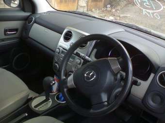 2005 Mazda Verisa Pictures