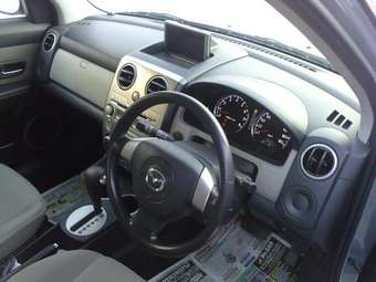 2005 Mazda Verisa Pictures