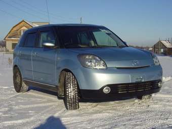 2005 Mazda Verisa Pictures