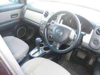 2005 Mazda Verisa Photos