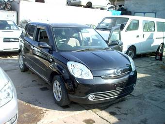 2005 Mazda Verisa Pictures