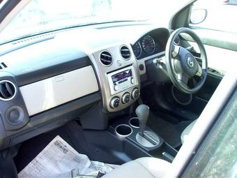 2005 Mazda Verisa Photos