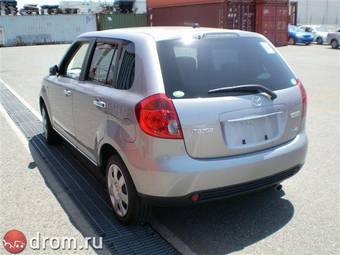 2005 Mazda Verisa Pictures