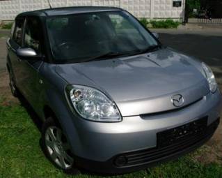 2005 Mazda Verisa Pictures