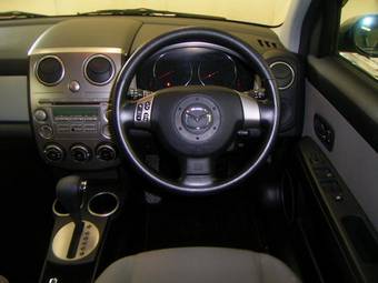 2005 Mazda Verisa Photos