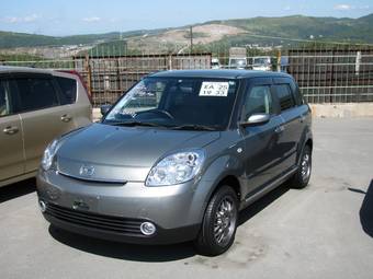 2005 Mazda Verisa Pictures